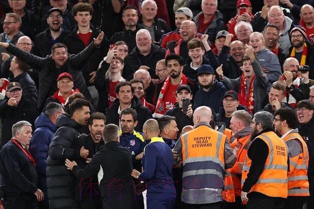 记者:欧足联应调查决赛前场外发生的那些耻辱事件 记者:欧足联应调查决赛前场外发生的那些耻辱事件